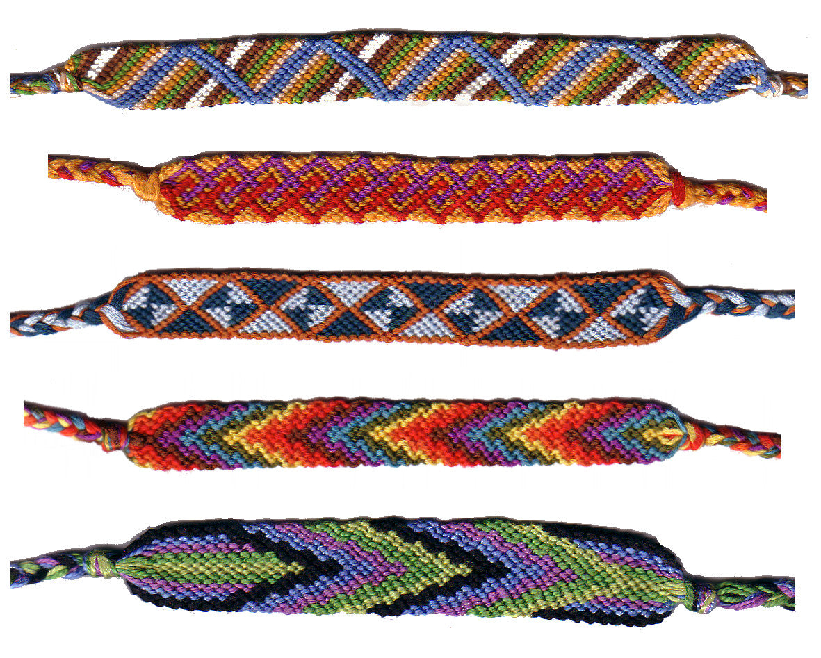 Bracelets en fils noués aux motifs géométriques colorés