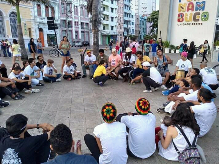 Participants réunis autour d’une roda de capoeira Angola