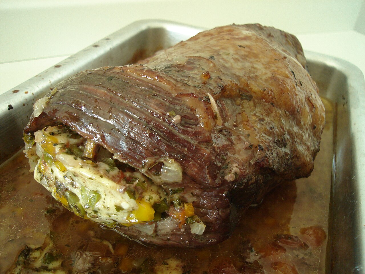 Pièce de picanha farcie présentée dans un plat