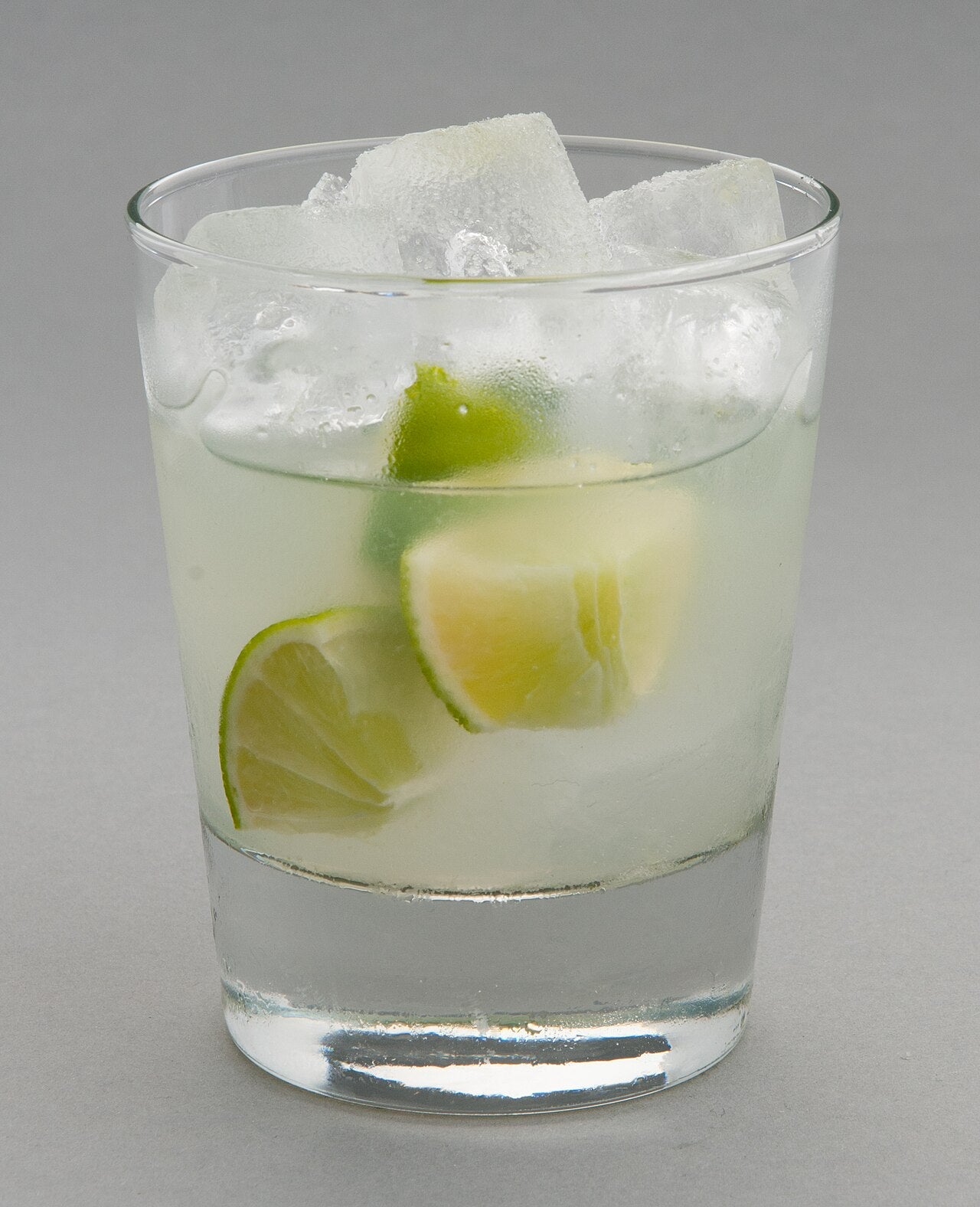 Caipirinha au citron vert dans un verre avec de la glace