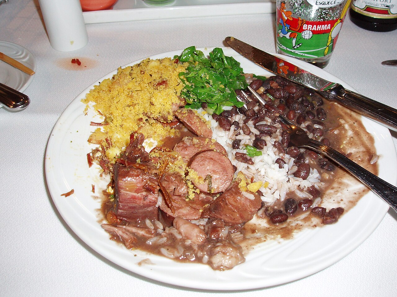 Feijoada brésilienne servie avec ses accompagnements
