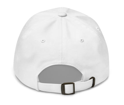 Casquette blanche vue de dos avec fermeture réglable en métal et design inspiré de l'âme vibrante du Brésil. Un accessoire qui évoque les paysages tropicaux et la chaleur festive brésilienne, parfait pour un look décontracté et raffiné.