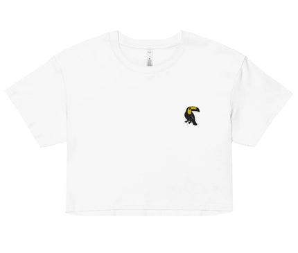 T-shirt blanc à design minimaliste avec motif de toucan noir et jaune, symbole de la faune et des forêts tropicales de l'Amazonie brésilienne. Vêtement moderne inspiré de la culture brésilienne, alliant élégance, simplicité et esprit tropical.