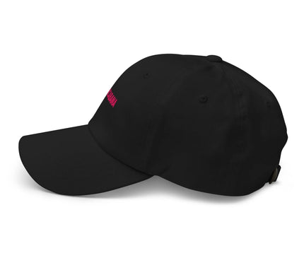 Casquette noire moderne avec inscription rose 'Copacabana', inspirée du charme vibrant et de l'art de vivre brésilien. Accessoire élégant et intemporel évoquant l'ambiance festive, la culture riche ainsi que la décontraction ensoleillée de Rio de Janeiro.