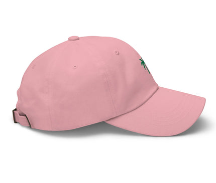 Casquette rose avec un motif de palmier brodé évoquant les paysages tropicaux du Brésil. Accessoire inspiré de la culture brésilienne, parfait pour un look décontracté et tropical rappelant les plages et l'énergie festive du pays.