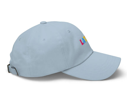 Casquette bleue au design simple, ornée du mot 'LATINA' en lettres multicolores évoquant la culture brésilienne avec des influences vibrantes et festives. Accessoire célébrant les racines latino-américaines et l'énergie colorée du Brésil.