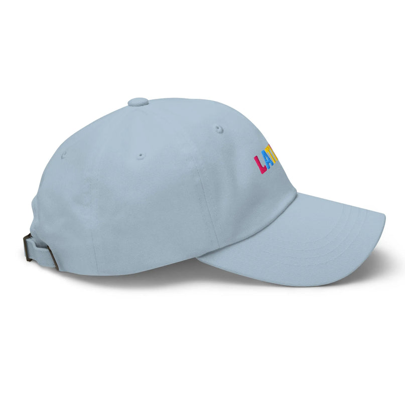 Casquette bleue au design simple, ornée du mot 'LATINA' en lettres multicolores évoquant la culture brésilienne avec des influences vibrantes et festives. Accessoire célébrant les racines latino-américaines et l'énergie colorée du Brésil.