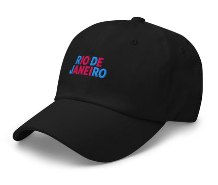 Casquette noire avec broderie 'Rio de Janeiro' en bleu et rose, inspirée de l'énergie vibrante et de la culture unique de Rio, symbolisant l'esprit festif, les plages comme Copacabana et l'authenticité brésilienne.