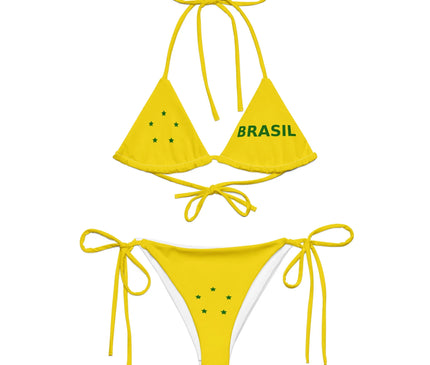 Bikini brésilien en jaune avec imprimé étoiles et inscription 'Brasil', inspiré des plages emblématiques du Brésil comme Copacabana et Ipanema, symbolisant l'élégance décontractée et l'esprit festif de la culture brésilienne.
