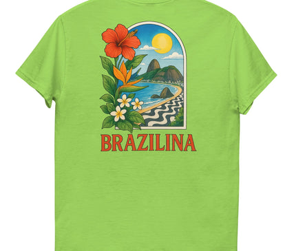 T-shirt vert avec un design inspiré du Brésil, comprenant des motifs vibrants tels que des fleurs exotiques, un paysage tropical avec la plage et le soleil, ainsi qu’un chemin pavé en noir et blanc emblématique. Le mot 'Brazilina' est inscrit en rouge en dessous du visuel, symbolisant la culture et la nature brésilienne dans une ambiance festive et colorée.
