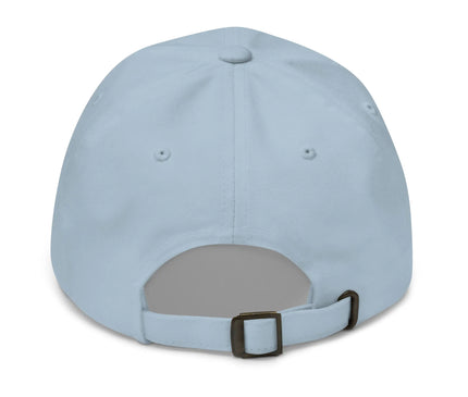 Casquette bleu clair avec une sangle ajustable en métal à l'arrière, inspirée de l'énergie festive et des couleurs éclatantes des carnavals brésiliens. Idéale pour ajouter une touche authentique et vibrante de la culture brésilienne à votre style.