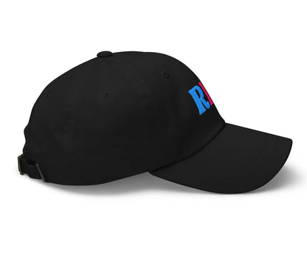 Casquette noire inspirée du Brésil avec design festif, couleurs éclatantes évoquant les carnavals brésiliens, et inscription stylisée en bleu et rouge célébrant la culture vibrante de Rio.