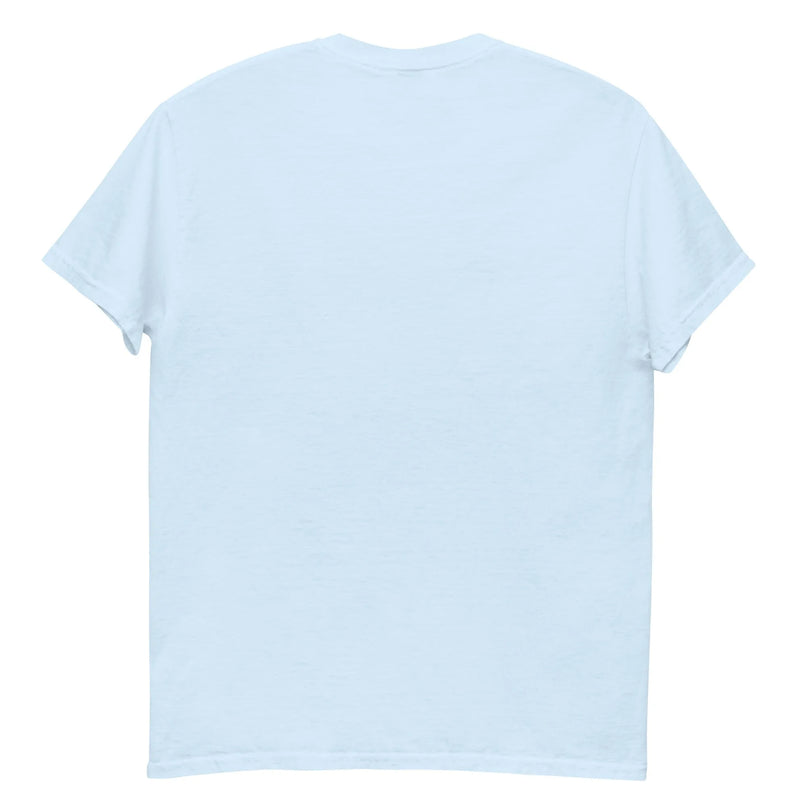 T-shirt inspiré du Brésil, capturant l'esprit de Copacabana avec un design évoquant palmiers, coucher de soleil, voitures rétro et fleurs tropicales, reflétant la culture vibrante de Rio de Janeiro et ses plages animées.