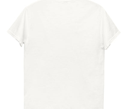 T-shirt blanc célébrant Rio de Janeiro avec une illustration du Pain de Sucre entourée de panoramas tropicaux évoquant l'énergie et la joie de vivre du Brésil. Inspiré par la culture brésilienne, ce vêtement incarne un style empreint de voyage et d'évasion.