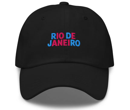 Casquette noire avec le texte coloré 'Rio de Janeiro' brodé en rose et bleu, inspirée de l'énergie vibrante et festive de la ville brésilienne, idéale pour afficher un style contemporain mêlé à l'authenticité tropicale.