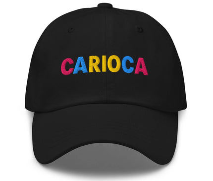 Casquette noire avec inscription 'Carioca' en lettres colorées rose, jaune et bleu, inspirée de la culture vibrante de Rio de Janeiro. Un accessoire reflétant l'esprit festif et chaleureux du Brésil, idéal pour un style décontracté et contemporain.