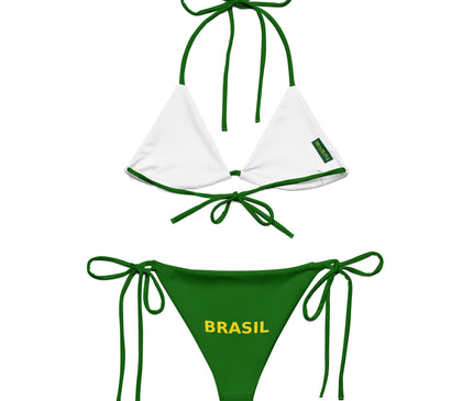 Bikini inspiré du Brésil, composé d'un haut triangle blanc et d'un bas vert à nouer, avec le mot 'BRASIL' en jaune, mettant en avant l'esprit vibrant, tropical et ensoleillé du pays.