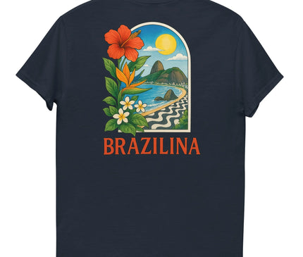 T-shirt bleu marine avec un design coloré inspiré du Brésil, représentant un paysage tropical avec une plage, des montagnes, un soleil jaune brillant et des motifs de trottoir emblématiques de Copacabana. Des fleurs exotiques comme un hibiscus rouge et des frangipaniers blancs décorent le visuel, accompagné du texte 'Brazilina' en orange vif. Un style vibrant célébrant la nature et la culture brésilienne.