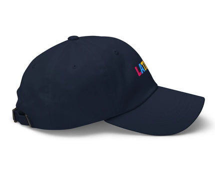 Casquette bleue avec broderie colorée du mot 'LATINA', inspirée de la culture brésilienne et de l'esprit vibrant d'Amérique latine, évoquant des traditions, de la musique et des couleurs festives.
