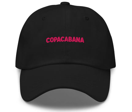 Casquette noire moderne avec broderie rose 'Copacabana', inspirée de l'énergie et du style brésilien de Rio de Janeiro. Un accessoire évoquant la fête, la plage et la culture tropicale.