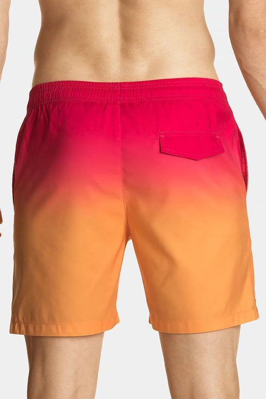 Short de bain dégradé rouge et orange inspiré de l'ambiance festive et décontractée du Brésil, parfait pour la plage et les promenades en ville, avec une poche arrière à rabat pratique.