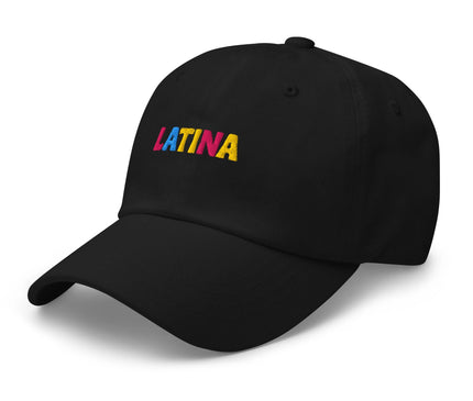 Casquette noire brodée avec le mot 'LATINA' en lettres colorées, représentant la culture brésilienne vibrante et les racines latino-américaines. Accessoire mettant en avant un design simple, évocateur de la joie, des traditions musicales et des événements festifs du Brésil.