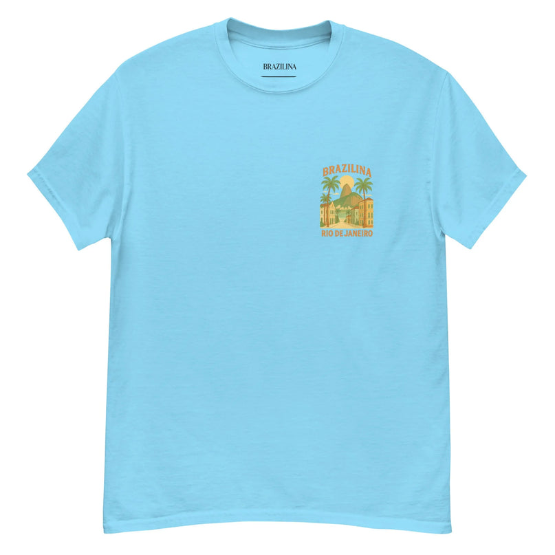 T-shirt bleu avec design inspiré de Rio de Janeiro, affichant des palmiers, des bâtiments emblématiques et le texte 'Brazilina Rio de Janeiro'. Ce vêtement reflète l'ambiance tropicale et festive du Brésil, parfait pour un style décontracté et exotique.