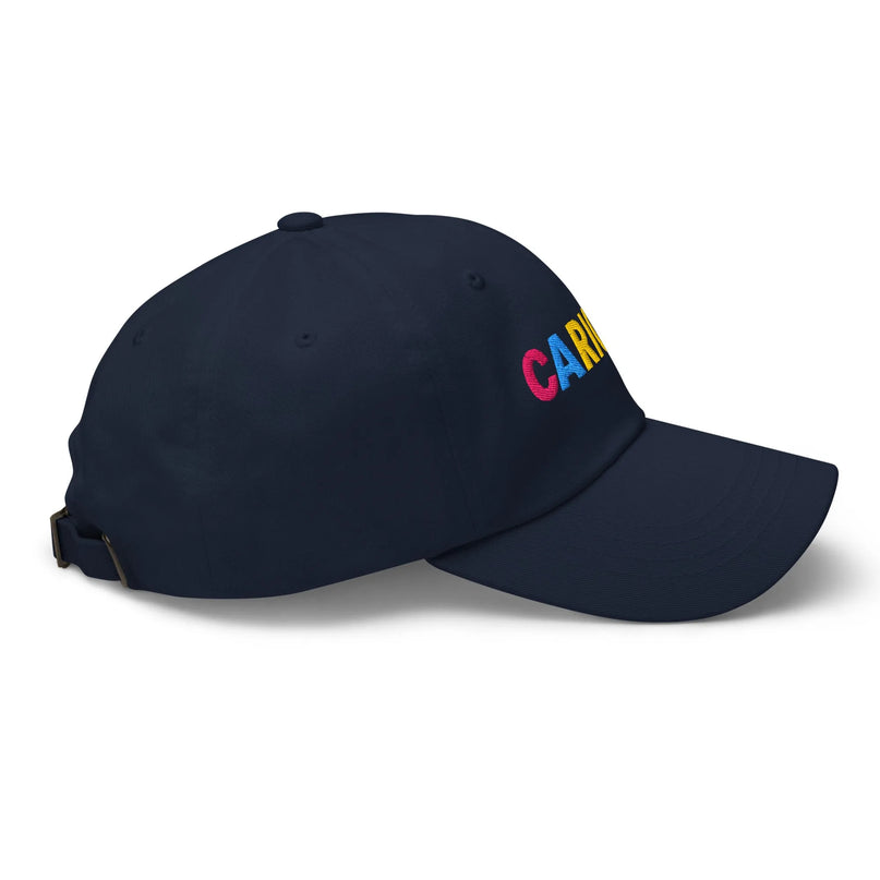 Casquette bleu marine avec inscription multicolore 'Carioca', symbolisant la joie et la culture festive de Rio de Janeiro, inspirée du mode de vie brésilien. Accessoire décontracté et contemporain rendant hommage à la richesse culturelle du Brésil.