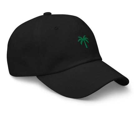 Casquette noire avec un design tropical inspiré du Brésil, brodée d'un palmier vert symbolisant les paysages tropicaux et l'esprit chaleureux des côtes brésiliennes. Accessoire idéal pour un style décontracté raffiné, évoquant relaxation et ambiance festive.