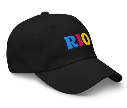 Casquette noire ornée de l'inscription colorée 'RIO' en bleu, rose et jaune, inspirée de l'énergie et de la culture festive du Brésil, rappelant le carnaval et l'ambiance vibrante de Rio de Janeiro.