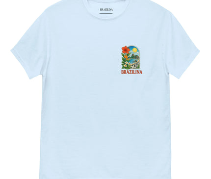 T-shirt blanc avec un motif inspiré du Brésil, composé de paysages tropicaux, fleurs exotiques et éléments culturels emblématiques. Le design inclut un visuel coloré avec un coucher de soleil, des montagnes et une route sinueuse, accompagné du texte 'Brazilina'. Idéal pour célébrer la culture et la nature brésilienne.
