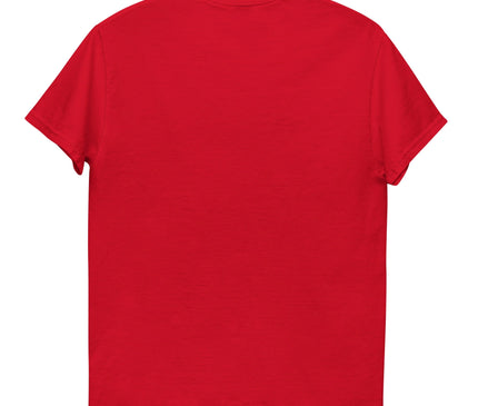 T-shirt rouge inspiré de Rio de Janeiro, mettant en avant l'esprit tropical et festif brésilien. Design évoquant des éléments emblématiques comme le Pain de Sucre, des palmiers, des couchers de soleil et un surfeur, symbolisant l'énergie dynamique et décontractée de la culture brésilienne.