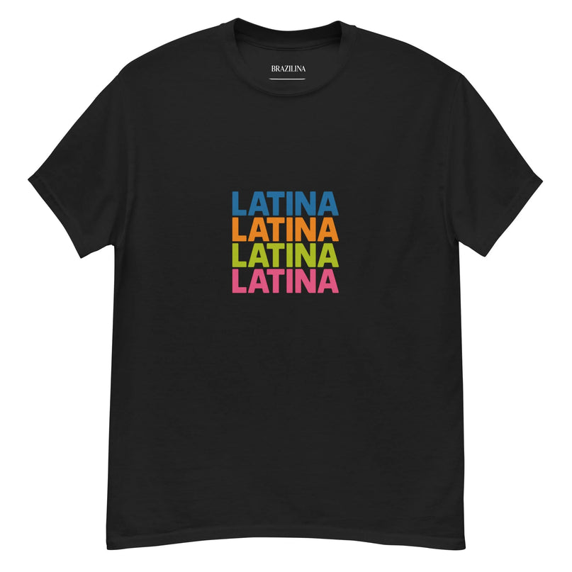 T-shirt noir célébrant l'identité latine, avec un design coloré 'LATINA' répété quatre fois en bleu, orange, vert et rose, inspiré de la richesse culturelle et de l'énergie festive du Brésil.