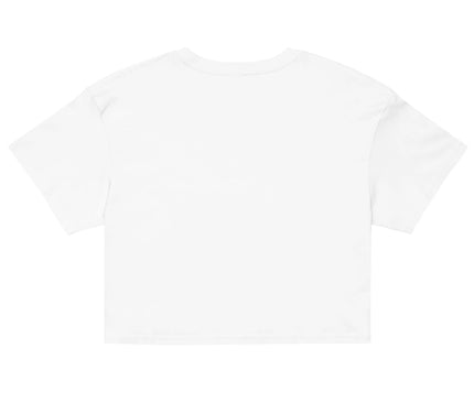 Crop top blanc à manches courtes, inspiré par l'énergie festive et les traditions du Brésil, évoquant le style décontracté et authentique typique de Rio de Janeiro, parfait pour les tenues estivales et contemporaines.