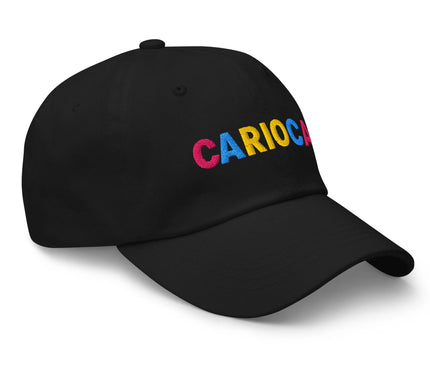Casquette noire avec inscription 'Carioca' brodée en lettres de couleurs vives (rose, bleu et jaune), inspirée par la culture vibrante de Rio de Janeiro, célébrant l'esprit festif brésilien et le style décontracté et contemporain.