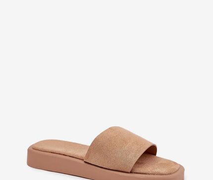 Sandales décontractées de style brésilien, avec un design minimaliste et élégant. Fabriquées dans des matériaux légers, elles offrent un confort optimal. Idéales pour des tenues estivales ou de plage. Coloris beige avec une semelle rembourrée.