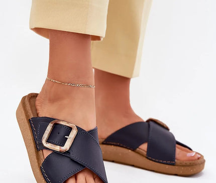 Sandales décontractées au style brésilien avec larges sangles croisées bleu marine et boucle décorative, semelle ergonomique confortable inspirée du savoir-faire artisanal local, parfaites pour un look estival alliant élégance et confort.