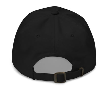 Casquette noire inspirée du charme de Copacabana à Rio de Janeiro, mettant en avant l'esprit brésilien avec une boucle ajustable en métal à l'arrière. Accessoire moderne et intemporel évoquant la culture festive et l'élégance tropicale du Brésil.