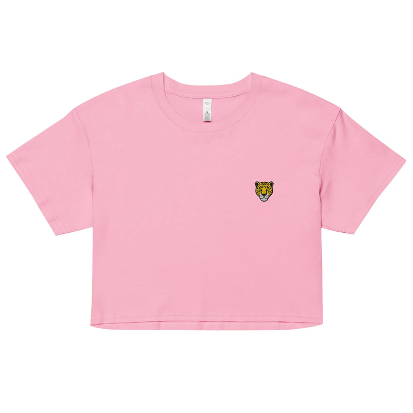 Haut à manches courtes rose avec un design minimaliste et moderne. Il comporte un motif de tête de jaguar brodé sur le côté gauche de la poitrine, inspiré de la nature brésilienne et des tendances urbaines des grandes villes comme São Paulo et Rio de Janeiro. Parfait pour un look décontracté et sophistiqué rendant hommage à la culture et à l'énergie vibrante du Brésil.