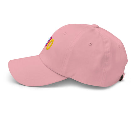 Casquette rose au design inspiré du Brésil, mettant en avant des couleurs vives rappelant les carnavals brésiliens avec des détails brodés, évoquant la culture festive et la joie de vivre de Rio.