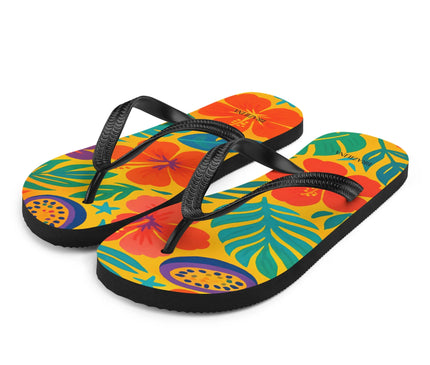 Tongs aux motifs tropicaux vibrants et colorés inspirés du Brésil, avec des imprimés de fleurs exotiques rouges, de feuillage vert et de fruits jaunes sur un fond jaune lumineux, reflétant l'esprit festif et ensoleillé des plages brésiliennes.
