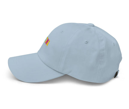 Casquette bleu clair au design épuré mettant en avant le mot 'LATINA' brodé en couleurs vives, symbolisant la culture et la diversité du Brésil, inspirée par l'esprit chaleureux et festif du pays.