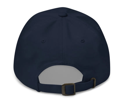 Casquette décontractée bleue avec une boucle de réglage en métal à l’arrière, inspirée de la culture vibrante et festive de Rio de Janeiro. Style contemporain rendant hommage aux Cariocas et au mode de vie brésilien.