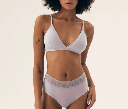Ensemble de lingerie d'inspiration brésilienne, comprenant un soutien-gorge triangle et une culotte taille haute avec dentelle. Modèle élégant et confortable, rappelant la simplicité et la sensualité des plages de Rio, fusionnant modernité et charme tropical.
