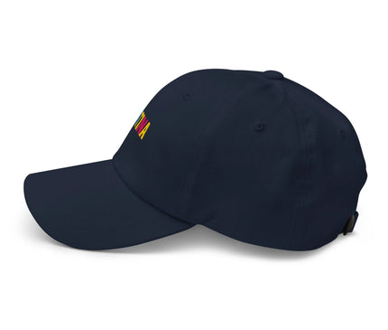 Casquette en coton bleu marine avec texte coloré 'LATINA' brodé sur le devant, inspirée de la culture vibrante et festive du Brésil, représentant les traditions, la musique et les couleurs éclatantes de l'Amérique latine.