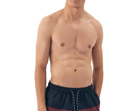 Homme portant un short de bain pour hommes rouge et noir à imprimé tendance, avec une taille élastique et des cordons ajustables. Modèle léger, à séchage rapide, avec une doublure intérieure pour plus de confort. Idéal pour la plage ou la piscine.