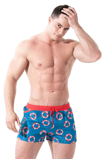 Short de bain homme inspiré des plages du Brésil, motif de bouées rouges et blanches sur fond bleu, ceinture élastique rouge, idéal pour un style estival décontracté et joyeux. Disponible en tailles M, L, XL.