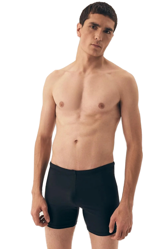 Shorts de bain noirs pour hommes avec une coupe ajustée et minimaliste, fabriqués en tissu à séchage rapide, présenté sur un modèle. Idéal pour la plage et les activités aquatiques. Longueur au-dessus de la mi-cuisse, conçu pour le confort et la liberté de mouvement, sans poches, avec une taille ajustable à lacets.