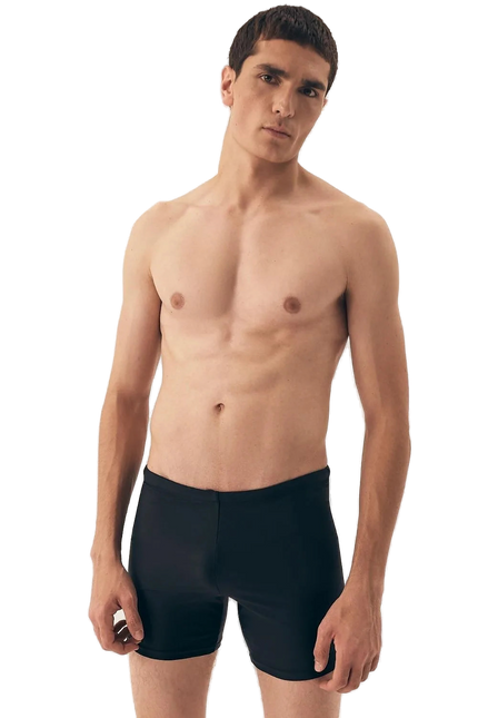 Shorts de bain noirs pour hommes avec une coupe ajustée et minimaliste, fabriqués en tissu à séchage rapide, présenté sur un modèle. Idéal pour la plage et les activités aquatiques. Longueur au-dessus de la mi-cuisse, conçu pour le confort et la liberté de mouvement, sans poches, avec une taille ajustable à lacets.