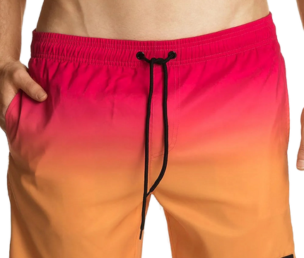 Short de bain homme dégradé rose et orange, s'inspirant de l'ambiance festive et décontractée du Brésil. Idéal pour la plage, le surf ou une tenue estivale, avec cordon noir réglable et design moderne évoquant les paysages de Copacabana et Ipanema.